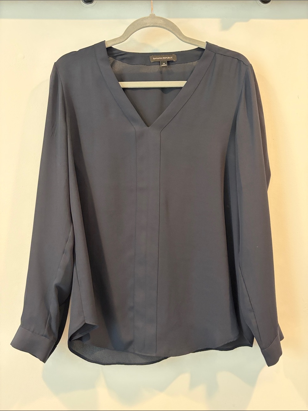 Banana Republic Women's V-Neck Long Sleeve Blouse in Navy